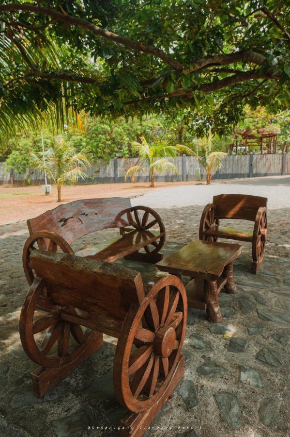 Shenanigans Glamping Resort Zamboanguita  Luaran gambar